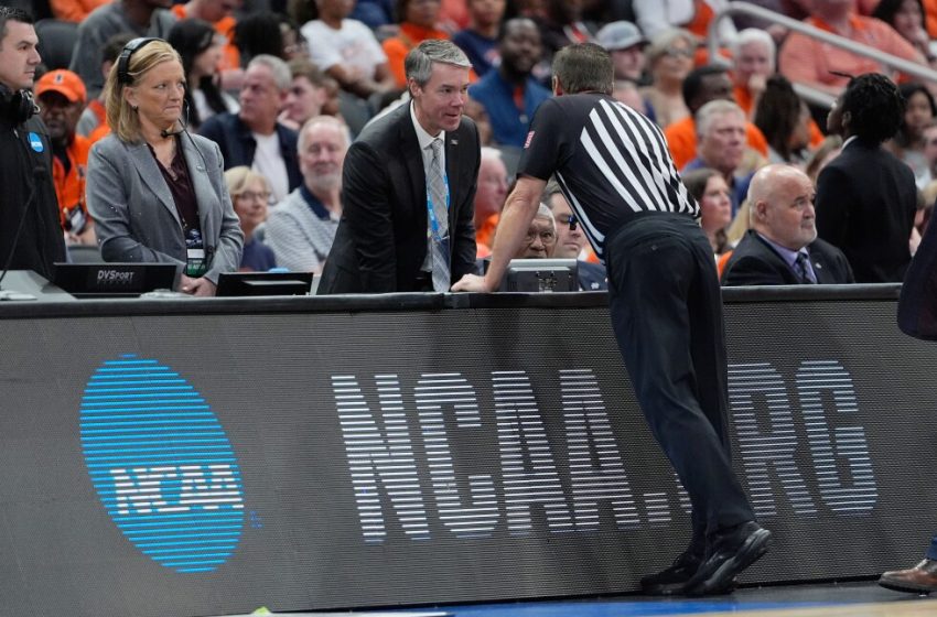  Buzzer sounds nonstop at March Madness game, causing delay