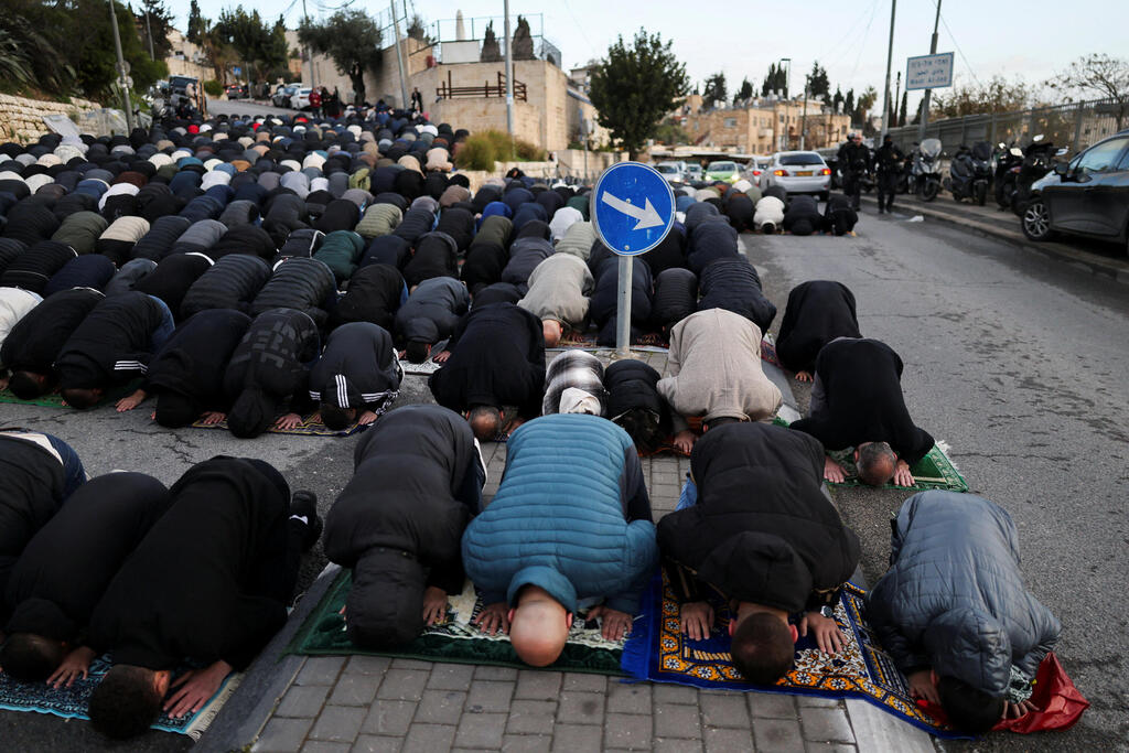 Muslims pray in Jerusalem after being barred from entering Al-Aqsa Mosque during Eid al-Fitr (Photo: Reuters/Ammar Awad) מוסלמים מתפללים ב ירושלים אחרי שכניסתם ל מסגד אל-אקצא נחסמה ב חג עיד אל-פיטר