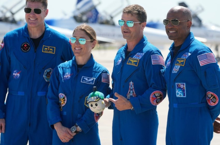  NASA’s First Moon Crew in More Than 50 Years Is Making History Already : ScienceAlert