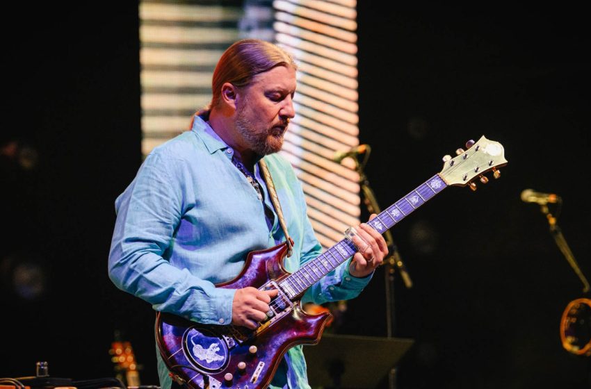  Derek Trucks Talks Playing Jerry Garcia’s $12 Million ‘Tiger’ Guitar