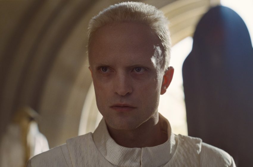  Zendaya, Robert Pattinson Introduce New Trailer