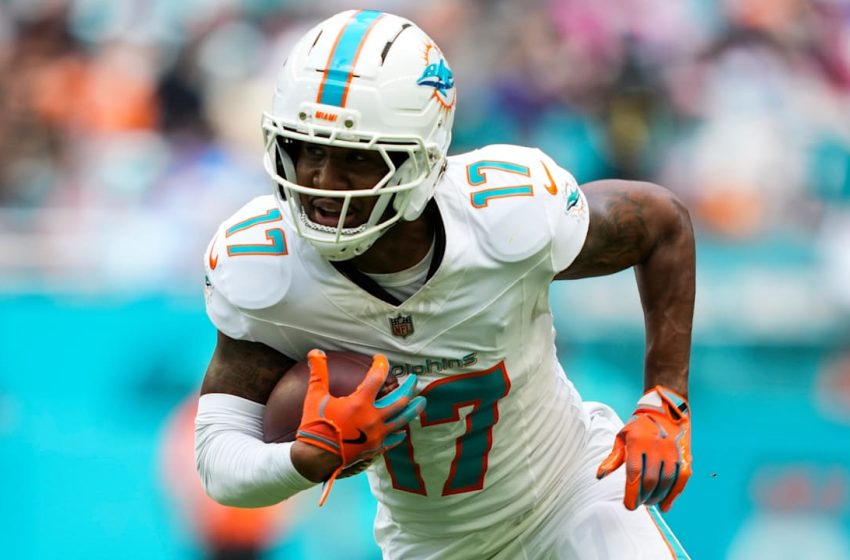  Dolphins trading WR Jaylen Waddle to Broncos for draft picks, including 2026 first-rounder