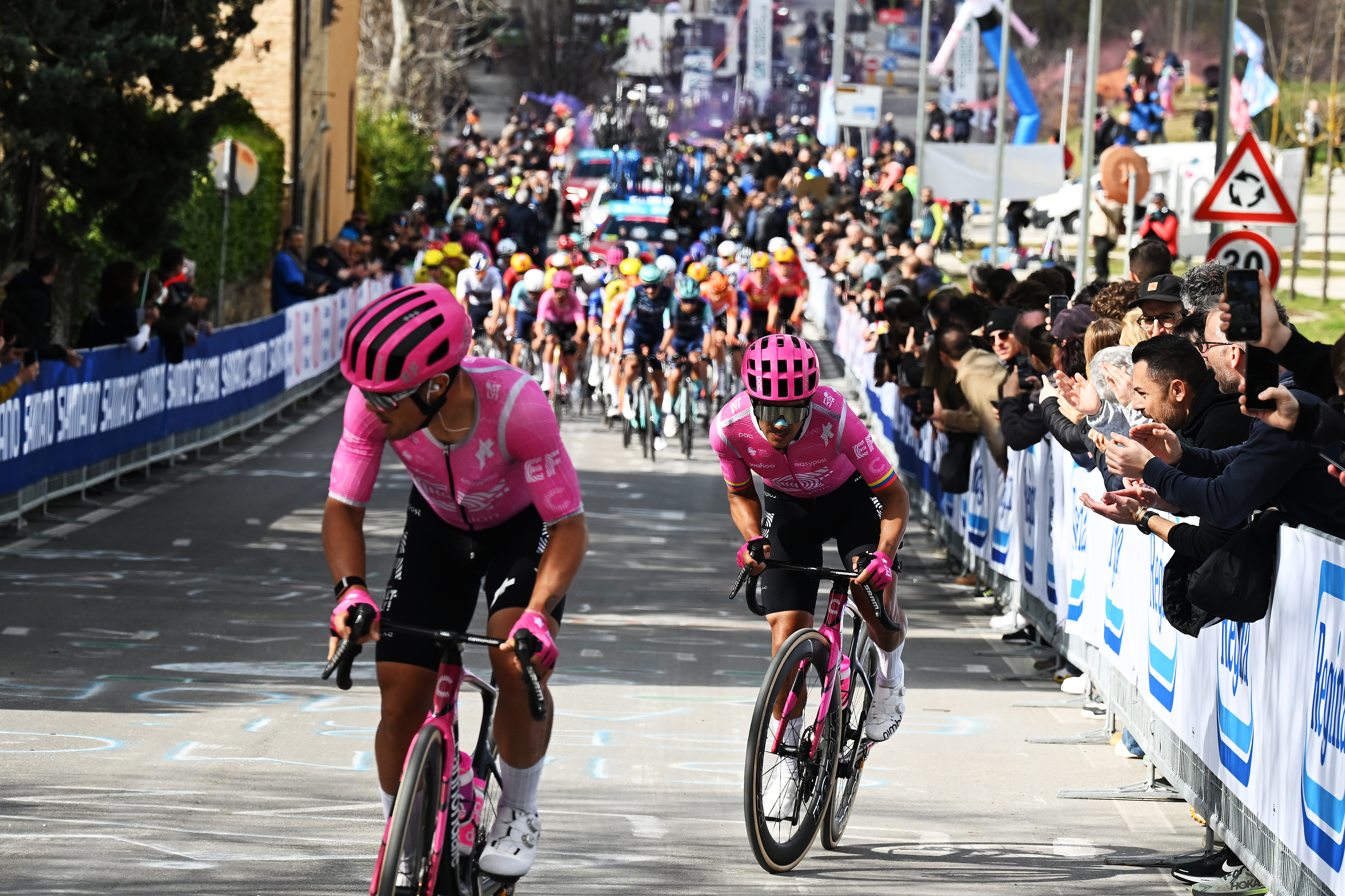 Carapaz attacks and joins Albanese on stage 6 of Tirreno-Adriatico 2026