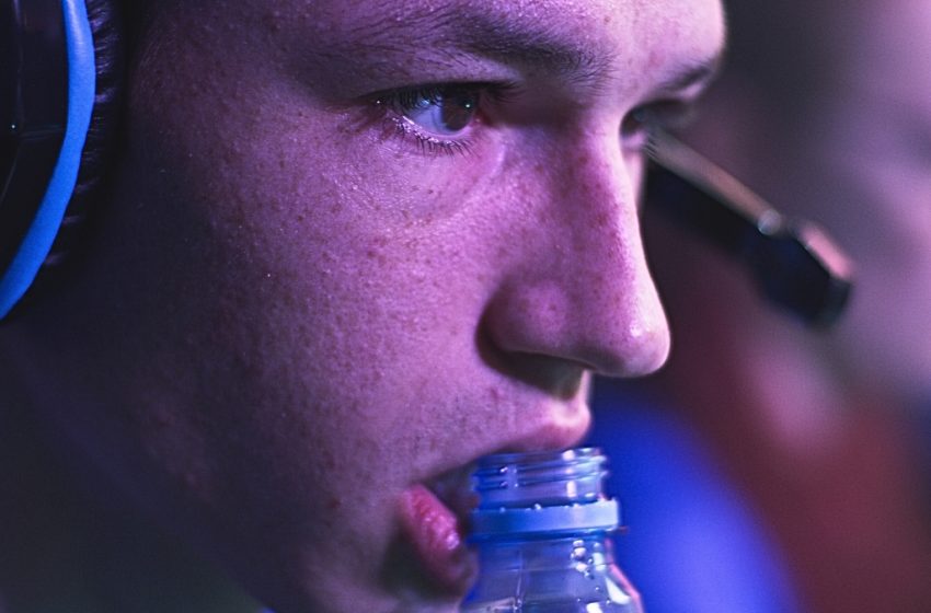  A Simple Drink Choice Helps Gamers Stay Focused For Hours, Study Finds : ScienceAlert