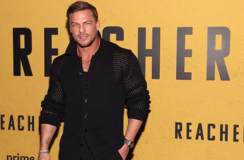  Alan Ritchson Comments on “Crazy Week” as He Wraps ‘Reacher’