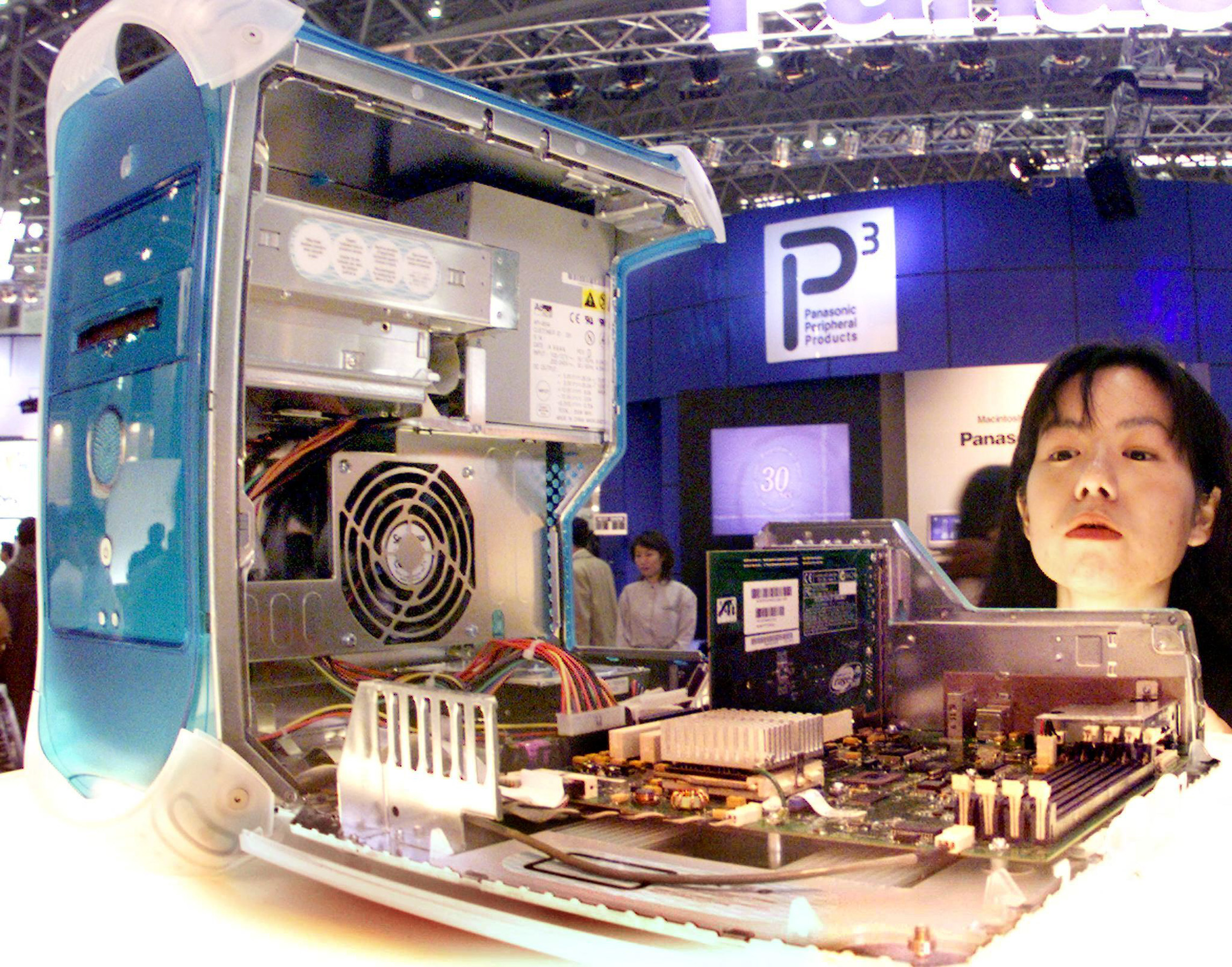 A Japanese Macintosh fan gazes into the insides of the latest Power Macintosh G3 model at the MacWorld Expo Tokyo at the Makuhari Messe in suburban Tokyo 18 February. Some 20 000 people visited Japan’s largest computer exhibition.