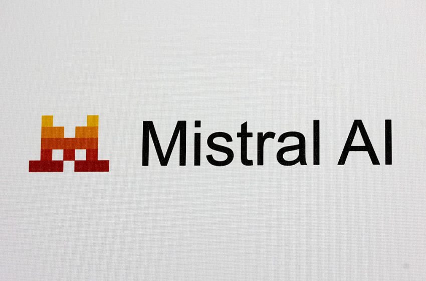  Mistral AI raises $830M in debt to set up a data center near Paris