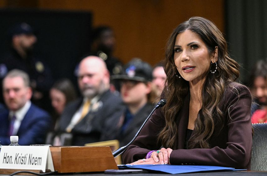  Trump mulls Noem firing