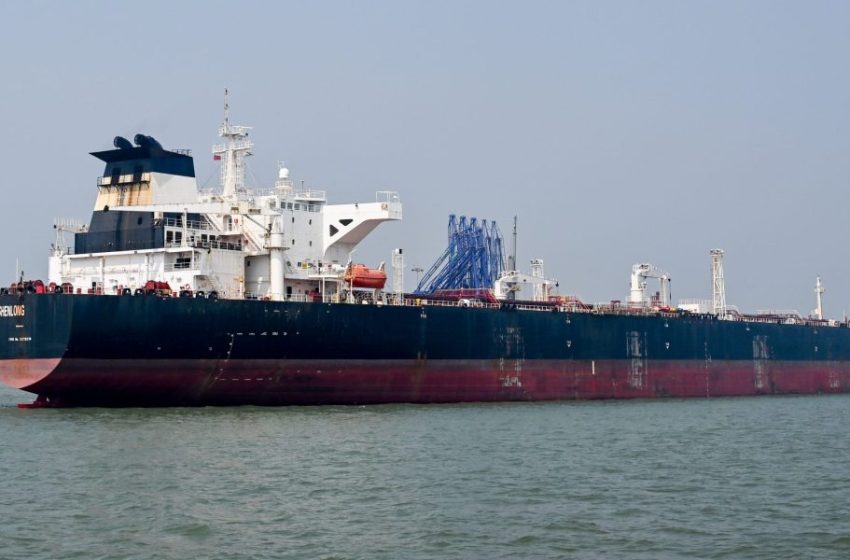  Iran supertanker pushes through strait for China