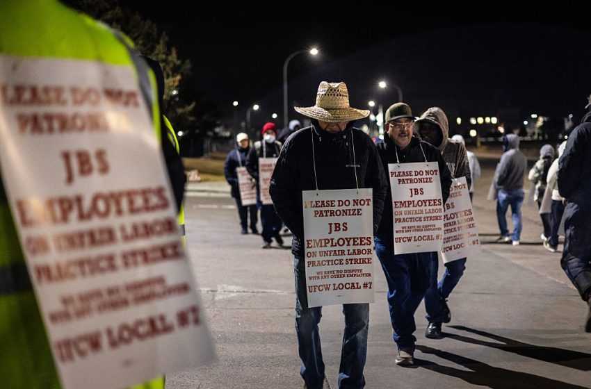  Thousands of Colorado Meatpacking Workers Are on Strike