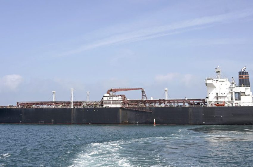  U.S. allows sale of stranded Iran oil to cap fuel-price rises