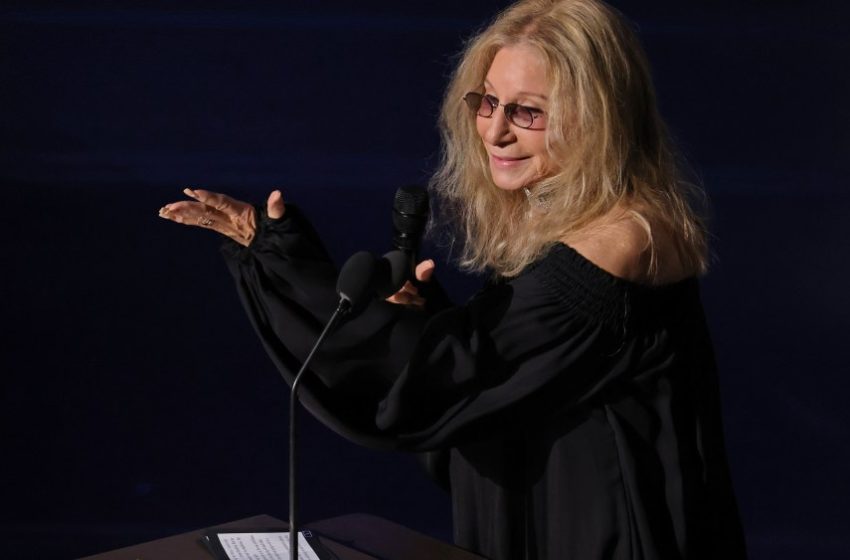  Barbra Streisand Sings ‘The Way We Were’ for Robert Redford at Oscars