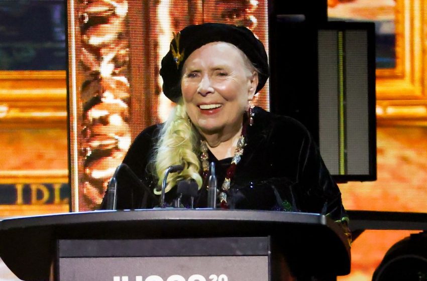  Watch Joni Mitchell Perform, Accept Lifetime Achievement Award at 2026 Junos