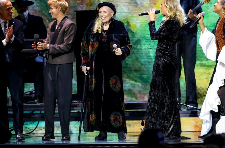  Watch Joni Mitchell Perform With Sarah McLachlan at Juno Awards