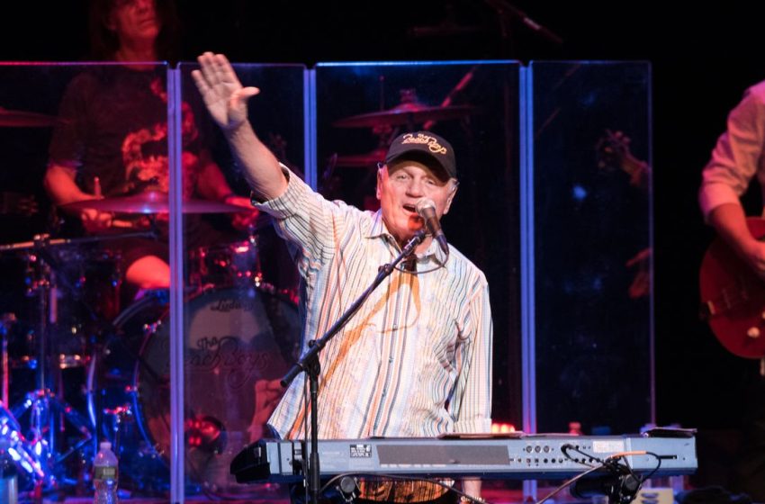  Bruce Johnston Leaves Beach Boys After Six Decades