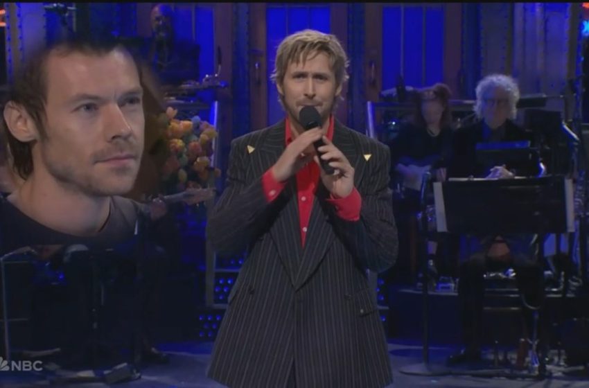  Harry Styles Crashes Ryan Gosling’s “SNL” Monologue