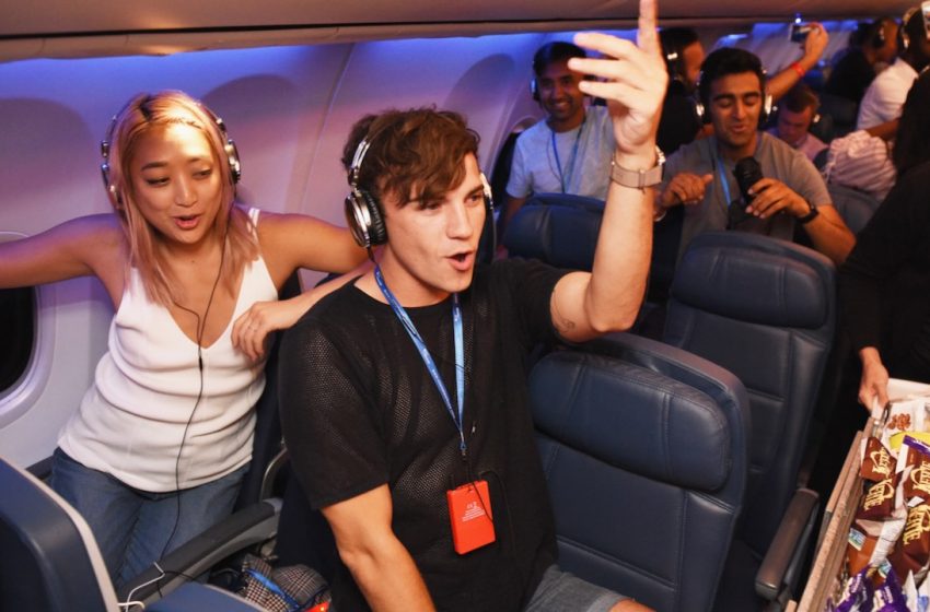  United Airlines Will Ban People Who Don’t Use Headphones
