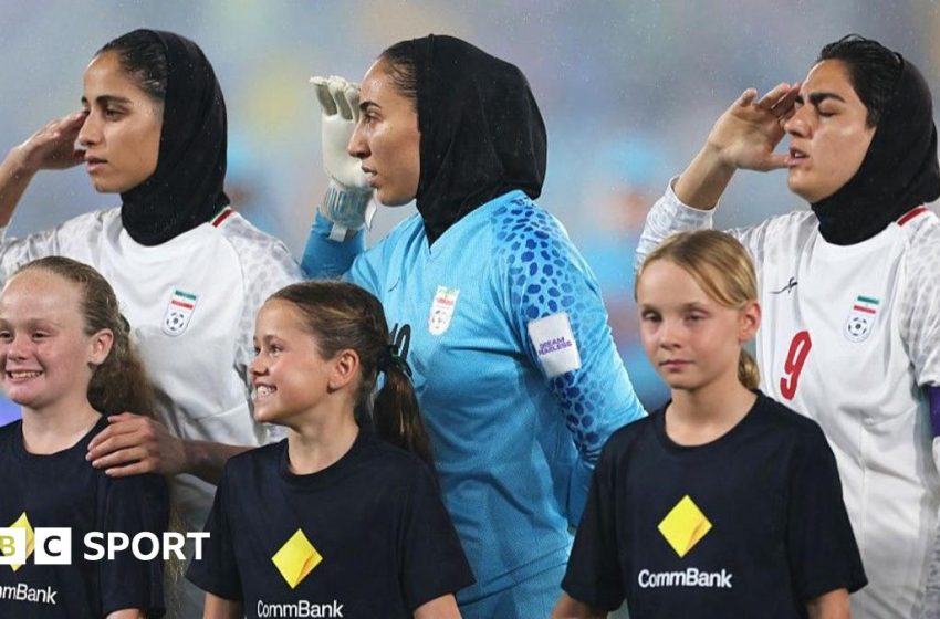  Iran footballers sing and salute to anthem at Asian Cup after prior silence