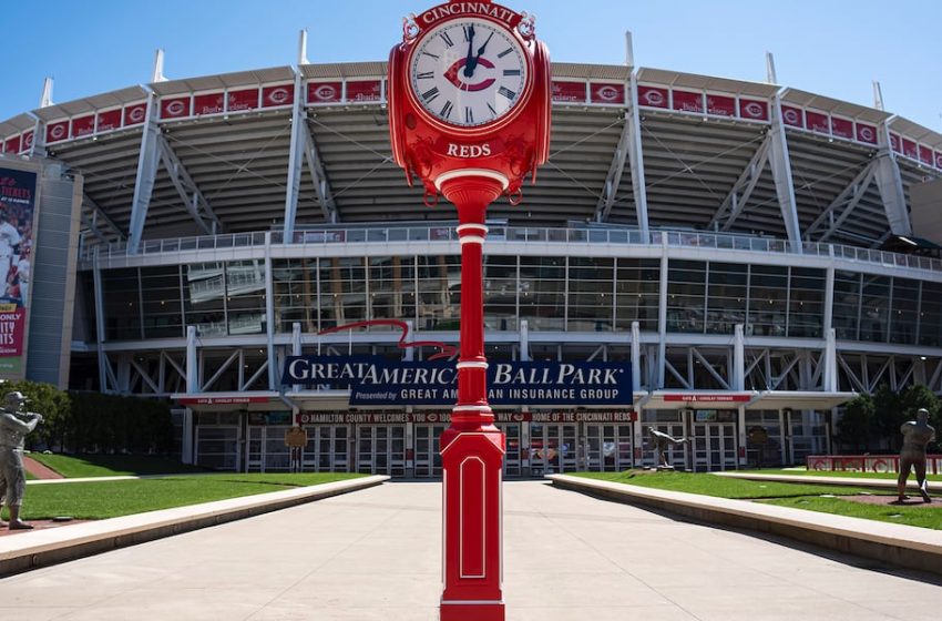  Joey Votto gifts custom clock to Reds, City of Cincinnati