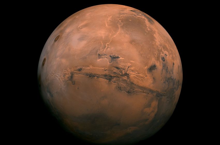  Did Earth life actually begin on Mars? Asteroid impacts could let microbes planet-hop, study suggests