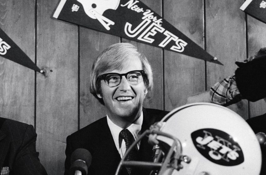  Lou Holtz, head coach of the Jets and six college programs, dies at 89