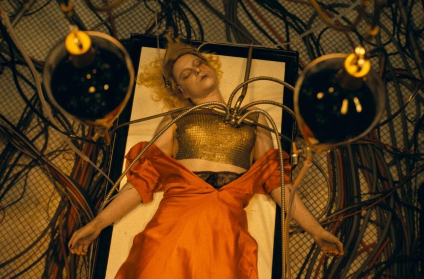  Jessie Buckley in Maggie Gyllenhaal Horror