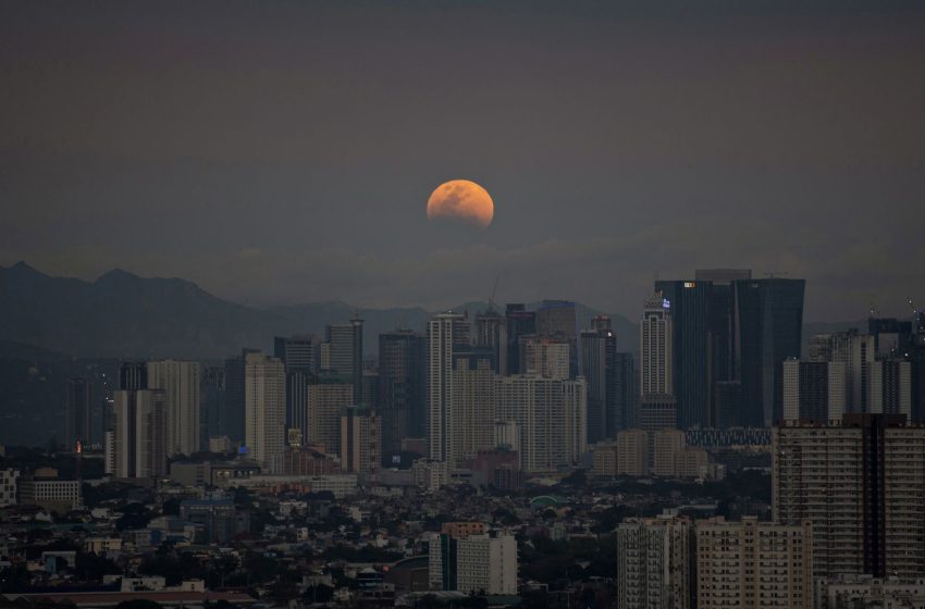  Totality is over — Feast your eyes on the 1st photos of the blood moon total lunar eclipse 2026