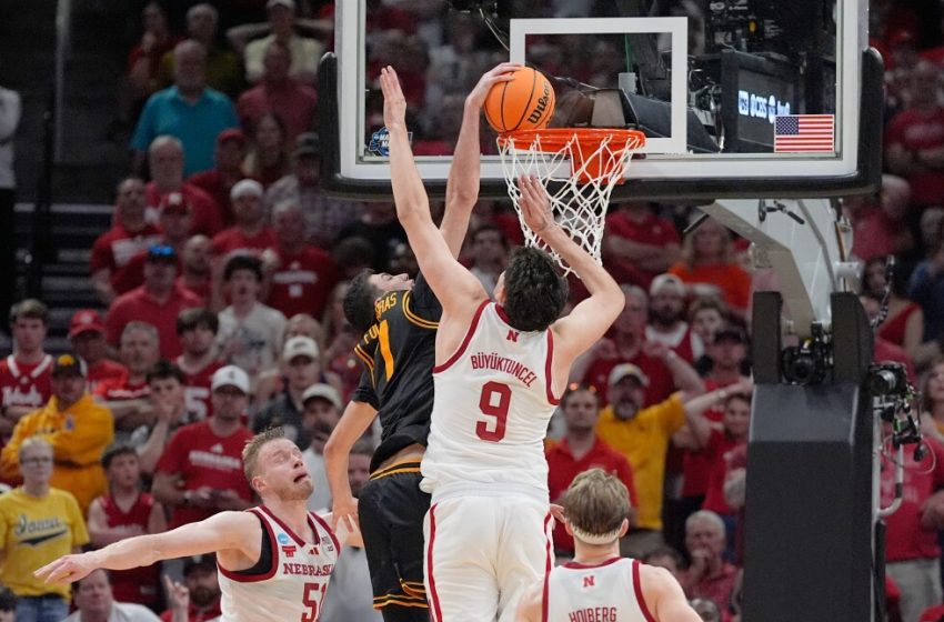  Nebraska coach takes blame for 4 players on floor late in Iowa loss