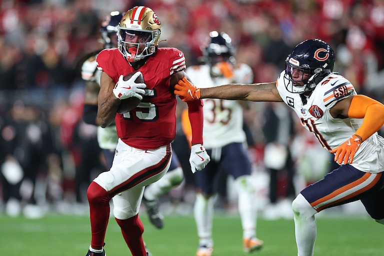 Former San Francisco 49ers wide receiver Jauan Jennings runs for a touchdown against former Chicago Bears safety Kevin Byard III in Week 17.