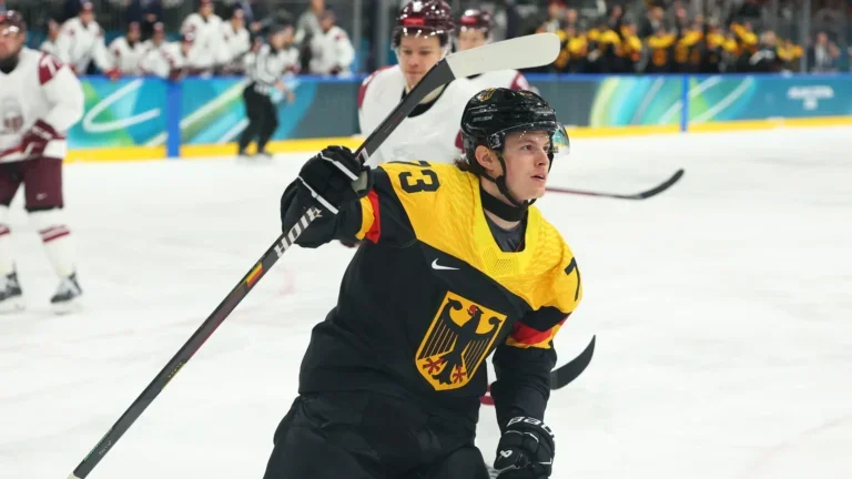  Bruins call up former 1st-round pick Lukas Reichel to NHL ranks