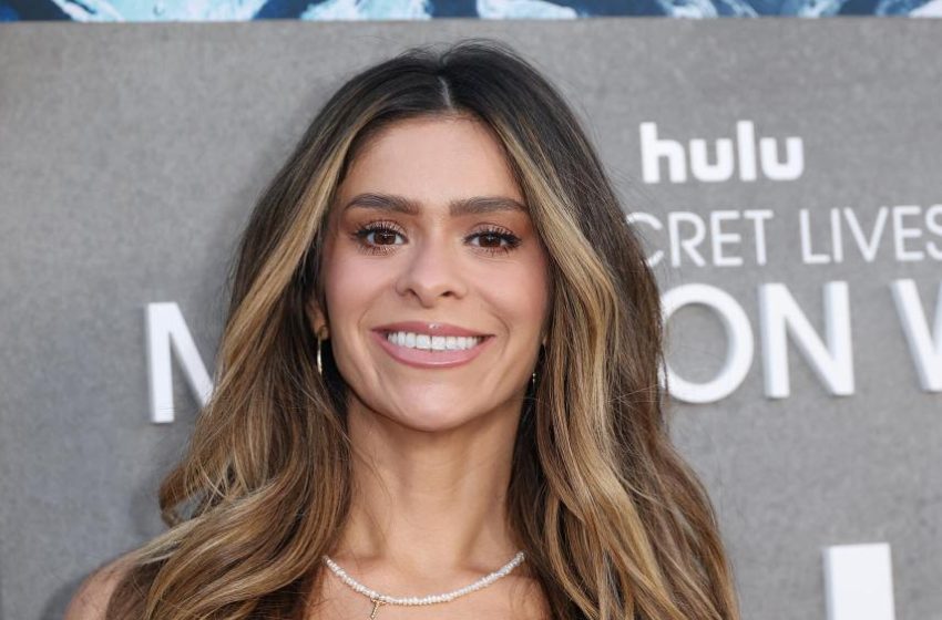  Throws Stools at Dakota Mortensen, Child Near