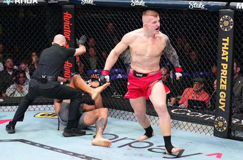  Rising UFC star flattens ex-NFL player in 28 seconds at UFC London
