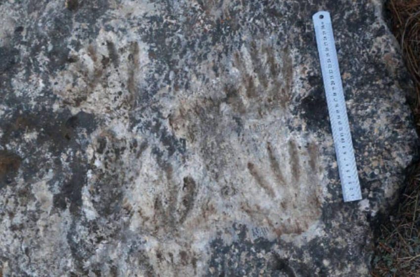  Scientists Found Unusual Handprints at This Isolated Site, and No One Knows Who Made Them