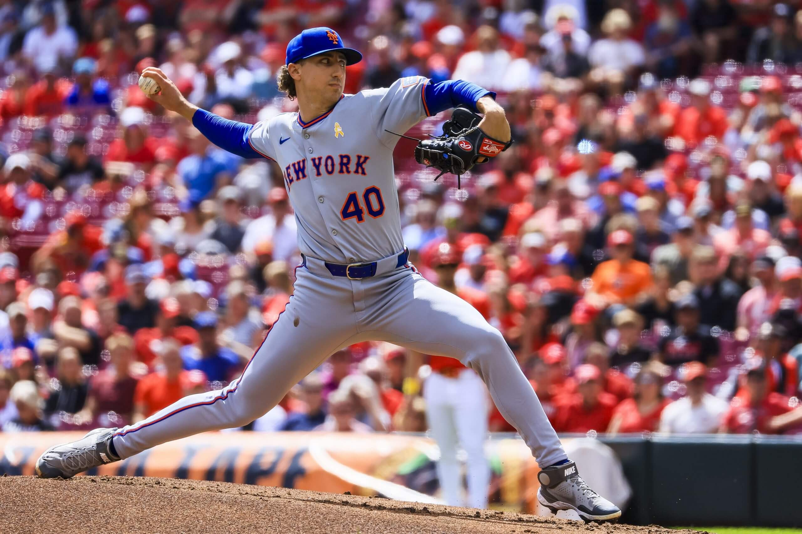 New York Mets starting pitcher Brandon Sproat (40) pitches against the Cincinnati Reds in the first inning at Great American Ball Park.