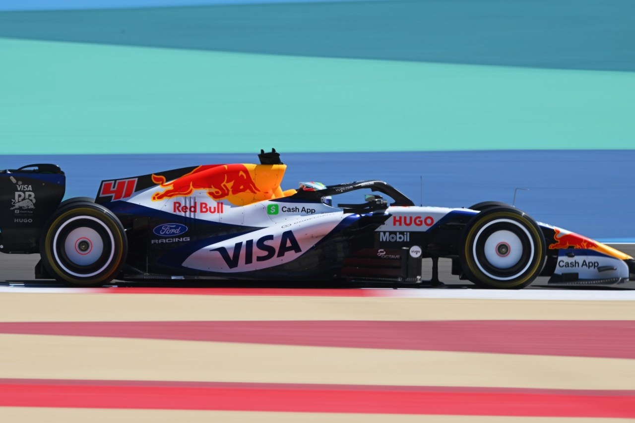 Arvid Lindblad of Great Britain driving the (41) Visa Cash App Racing Bulls VCARB 03 RB Ford on track during day one of F1 Testing at Bahrain International Circuit.