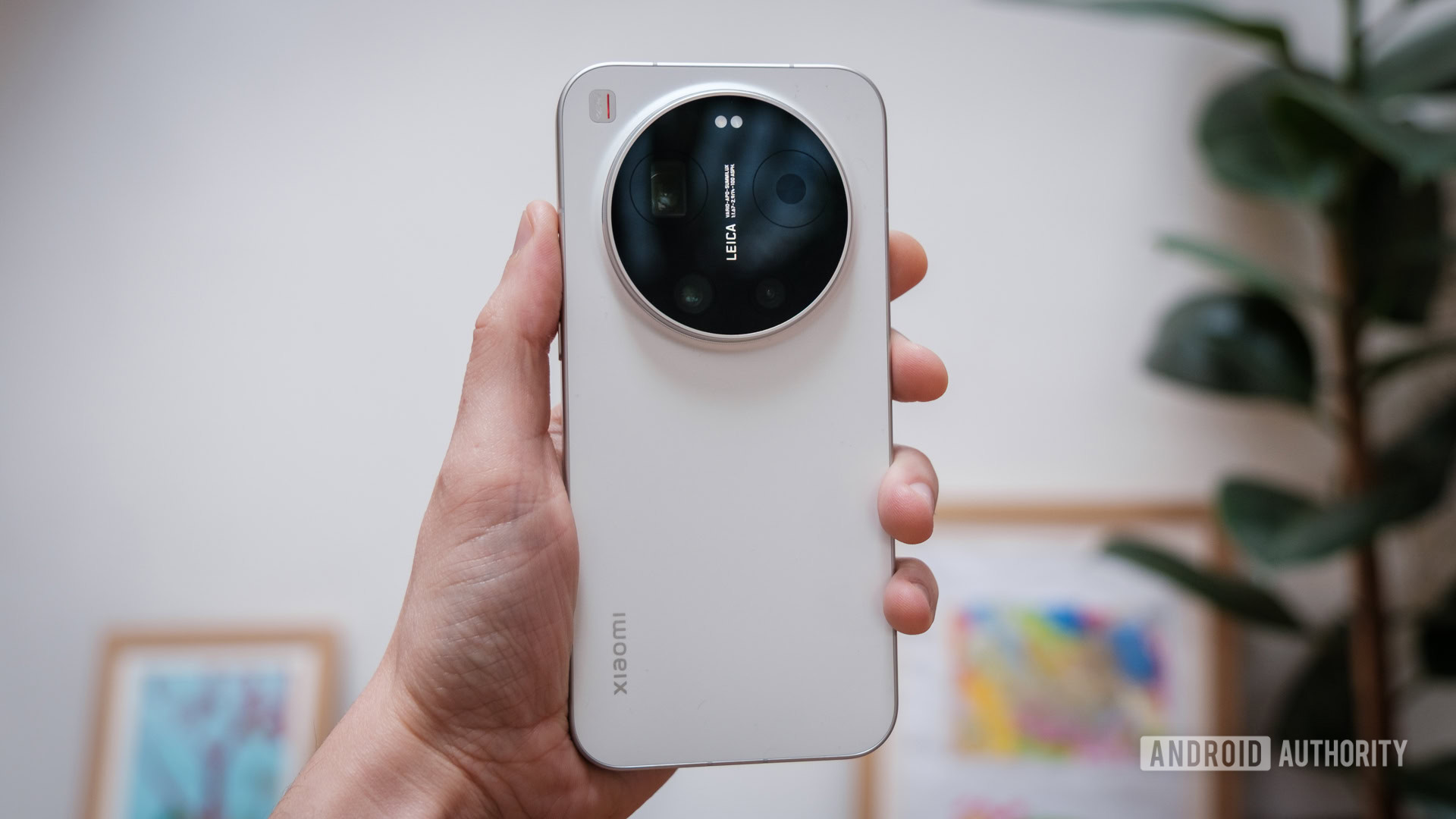 Xiaomi 17 Ultra in hand