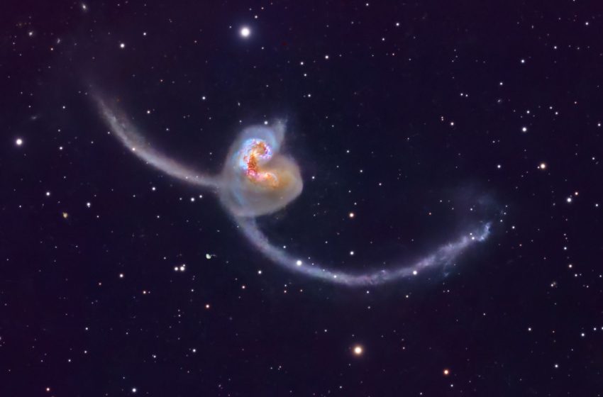  Astrophotographer captures spectacular photo of Antennae Galaxies dueling in deep space
