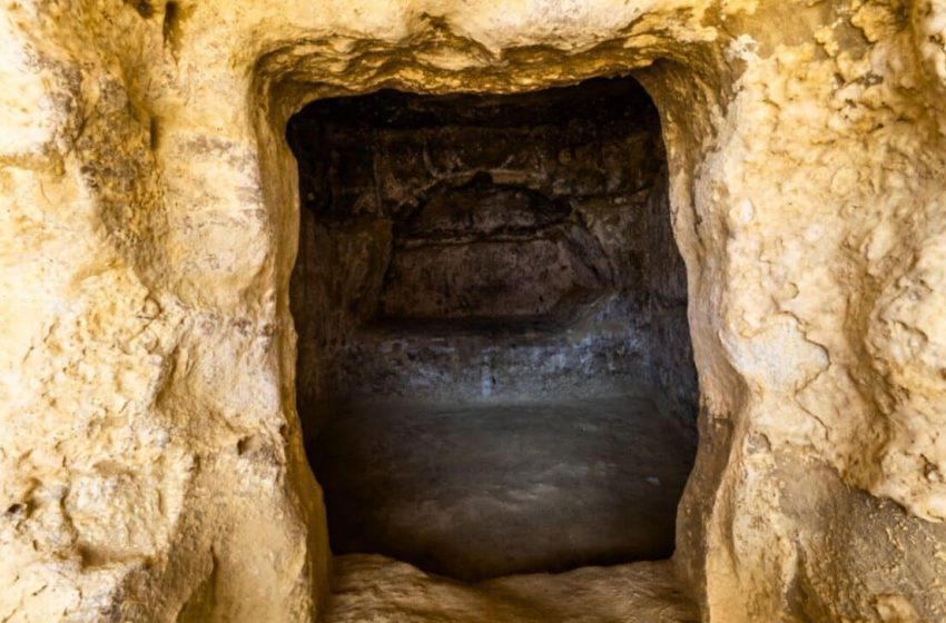  Archaeologists Broke Open a 2,600-Year-Old Perfectly Sealed Tomb and Found 4 People Exactly as They Were Left
