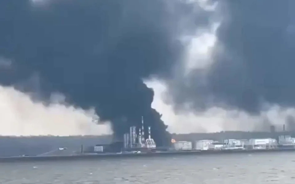 The port of Ust-Luga continued to burn today after a Ukrainian drone attack earlier this week