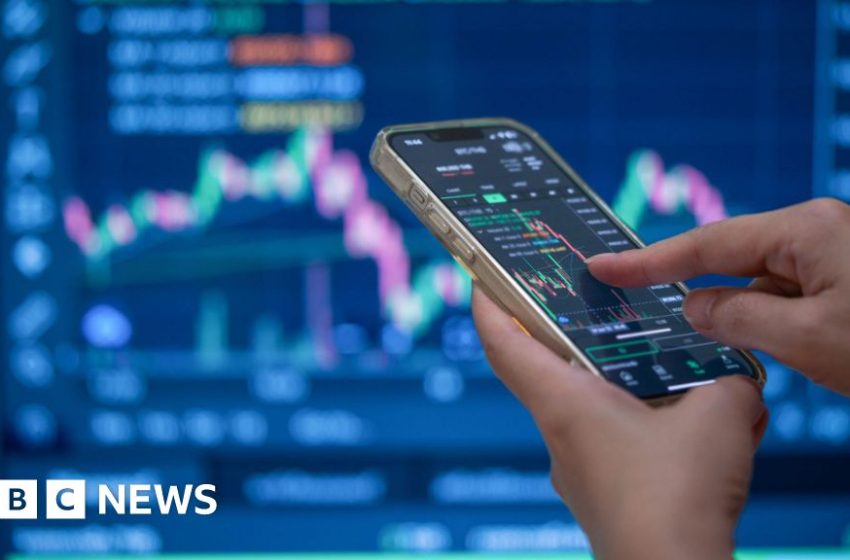  Oil traders bet millions ahead of Trump's Iran talks post – BBC