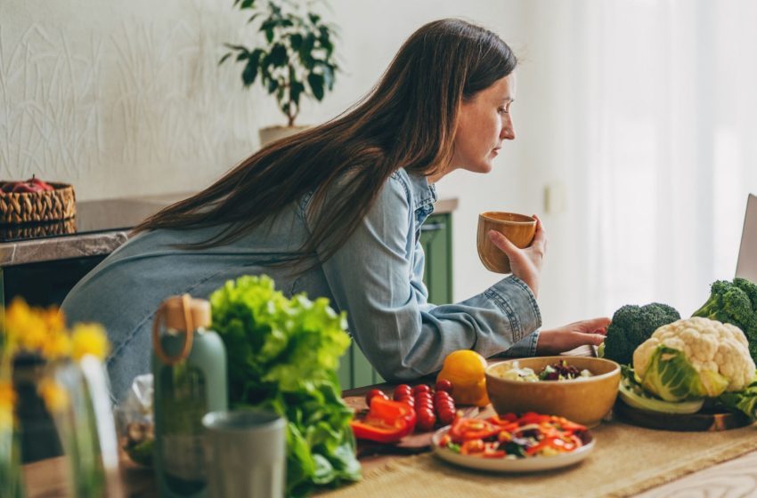  A registered dietitian says you should forget about “maxxing” your fiber or protein and focus on these four actionable tips to eat better instead