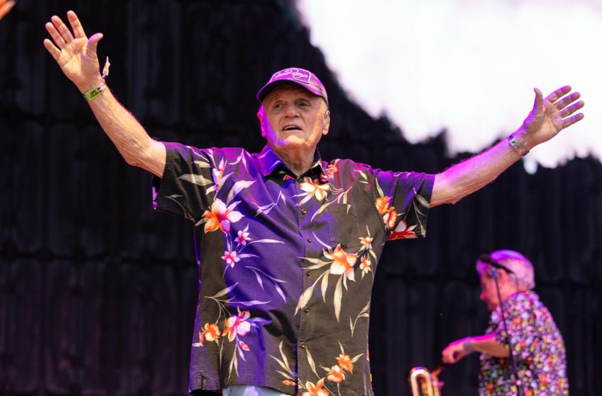  Beach Boys Member Bruce Johnston Leaves Touring Band After 61 Years