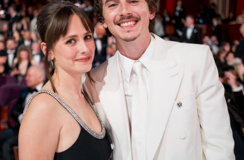  Lip Reader Allegedly Catches Timothée Chalamet Telling His Sister to “Go Easy” on Kylie Jenner