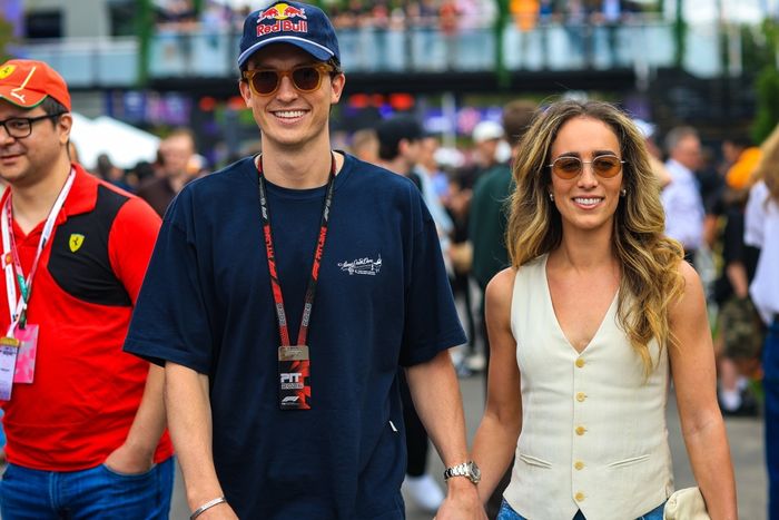 Chloe Stroll, Scotty James