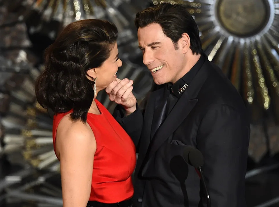 <p>John Travolta Mispronounces Idina Menzel's Name</p>