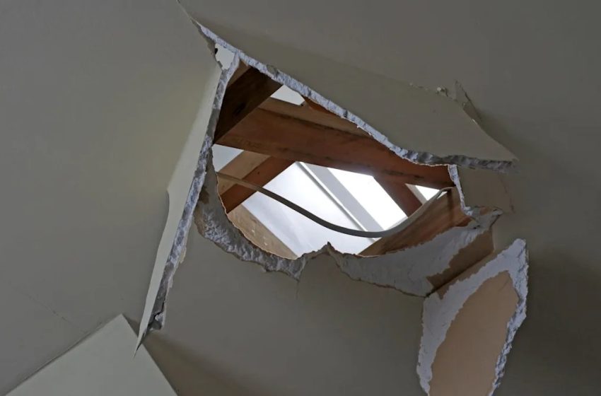  Something Crashed Through a Man’s Living Room in Broad Daylight: A 4.5-Billion-Year-Old Meteorite.