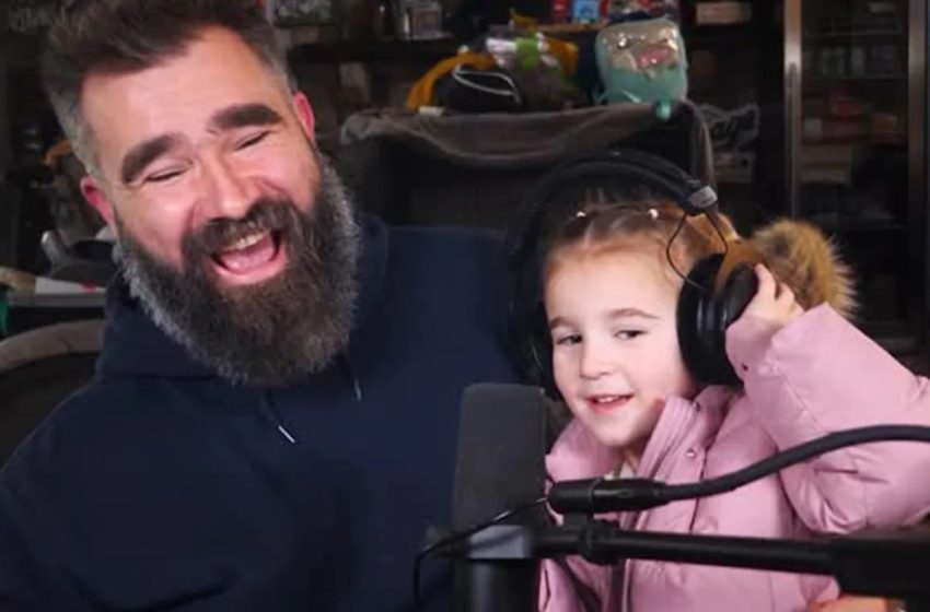  Jason Kelce’s 5-Year-Old Daughter Ellie Adorably Crashes “New Heights” Podcast: ‘Love You, Uncle Travvy, Love You, Randy Moss’