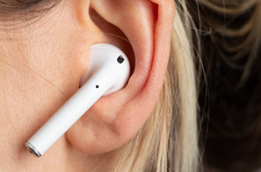 Your Earbuds Might Be Raising Your Risk of Infection, Expert Warns : ScienceAlert