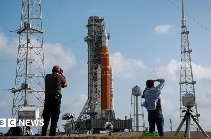  Nasa holds briefing ahead of Artemis II launch: live updates