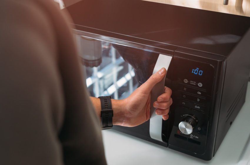  Oncologists Say: Stop Microwaving Food in Plastic To Reduce Cancer Risk